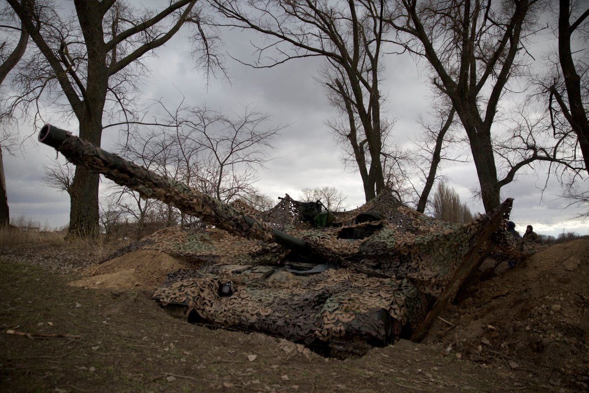 Ukrainian soldiers' hands on the alert in Kyiv #4