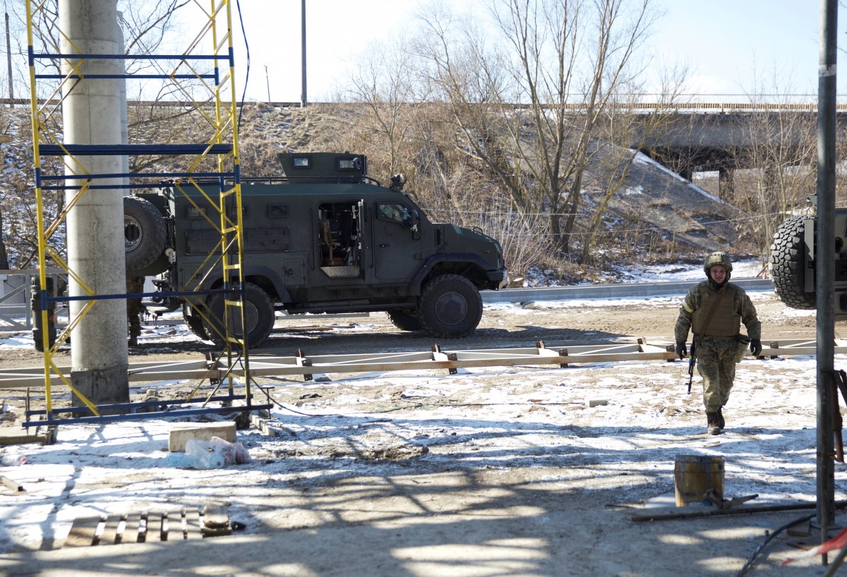 Ukrainian soldiers' hands on the alert in Kyiv #7