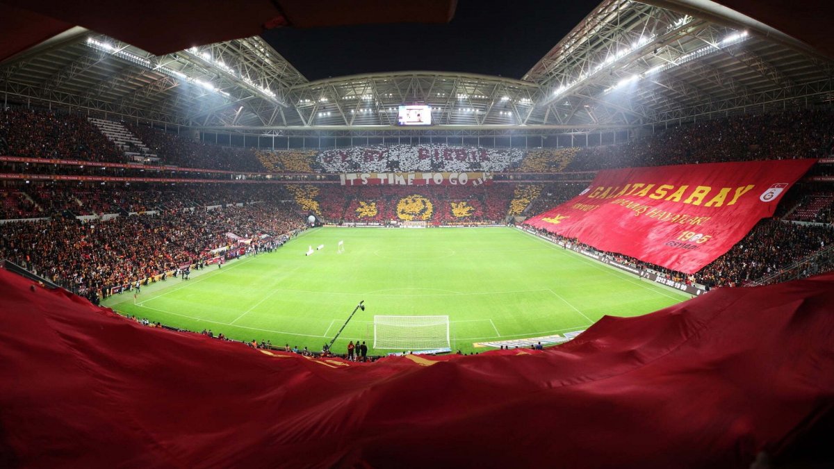 Galatasaray da hedef rekor gelir #1