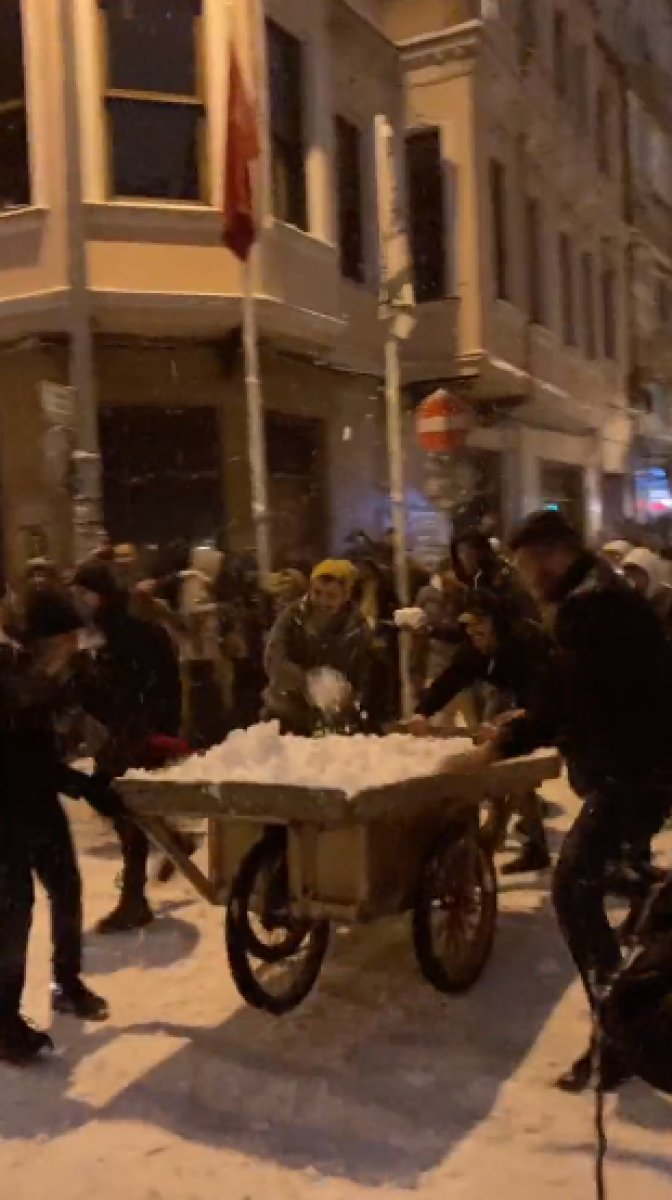 Kadıköy de sokağa dökülen mahalleli, kar topu savaşı yaptı #2