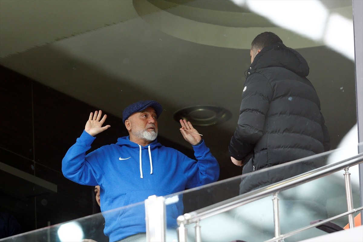 Tribünlerden Hikmet Karaman a istifa çağrısı #2