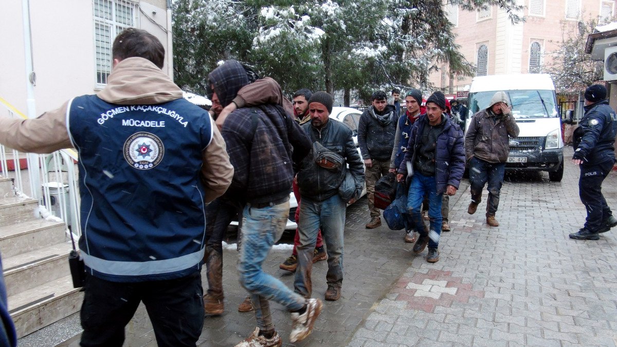 Kilis’te 24 kaçak göçmen yakalandı #1