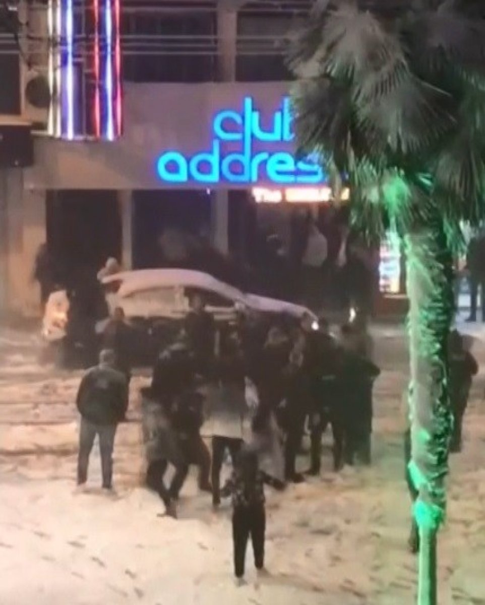 İzmit’te kadını döven saldırgana gece kulübü çalışanlarından dayak #4