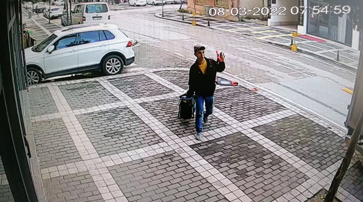 Manavgat’taki taksi durağında şoförün uyuduğunu gördü, telefonu çaldı #1