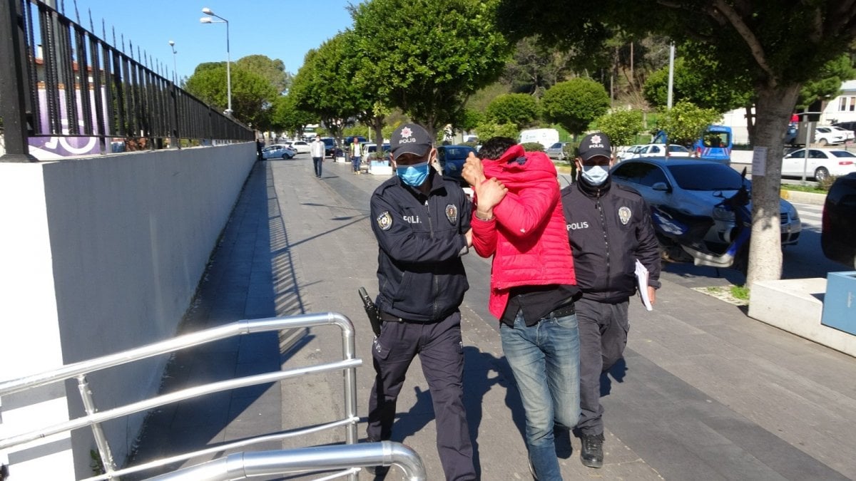 Manavgat’taki taksi durağında şoförün uyuduğunu gördü, telefonu çaldı #3