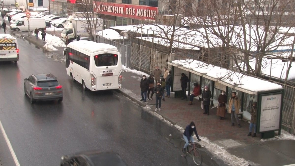 İstanbul da metrobüs duraklarında yoğunluk  #3