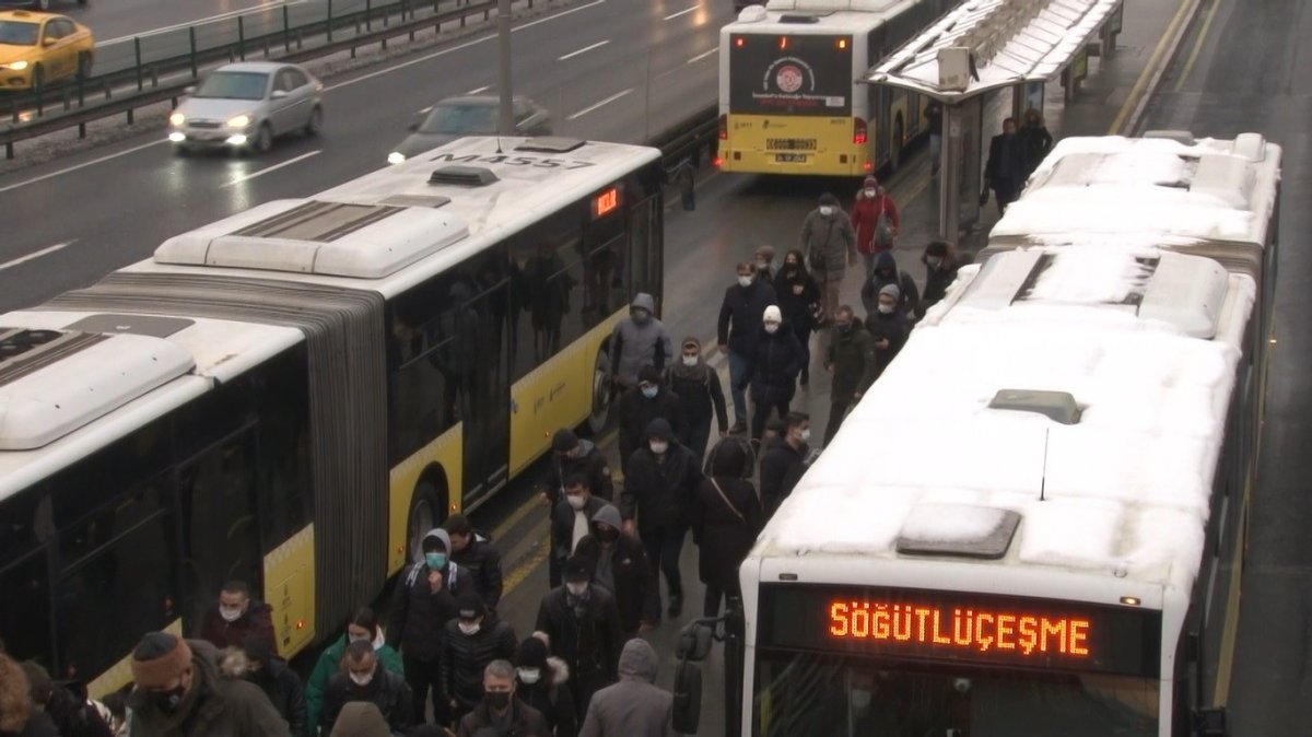 İstanbul da metrobüs duraklarında yoğunluk  #2