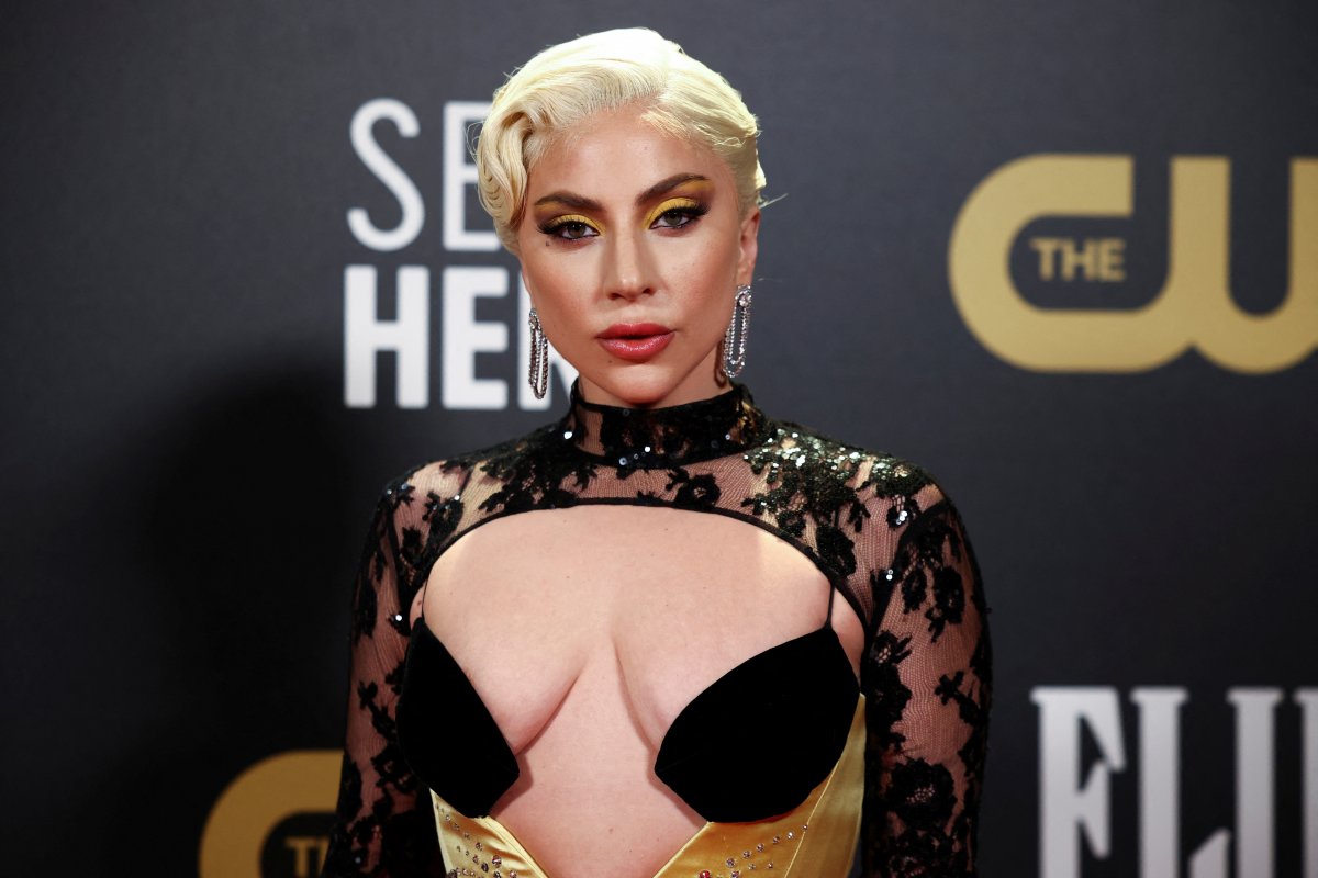Lady Gaga nın ilginç göğüs dekolteli elbisesi #2