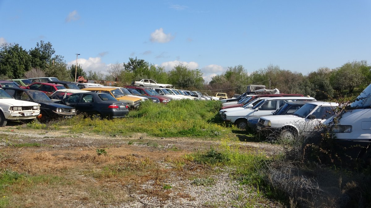 Mersin de araçlar, yediemin otoparkında çürümeye terk edildi  #7