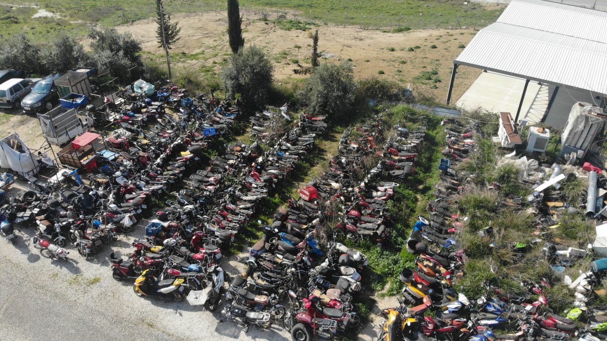 Mersin de araçlar, yediemin otoparkında çürümeye terk edildi  #5