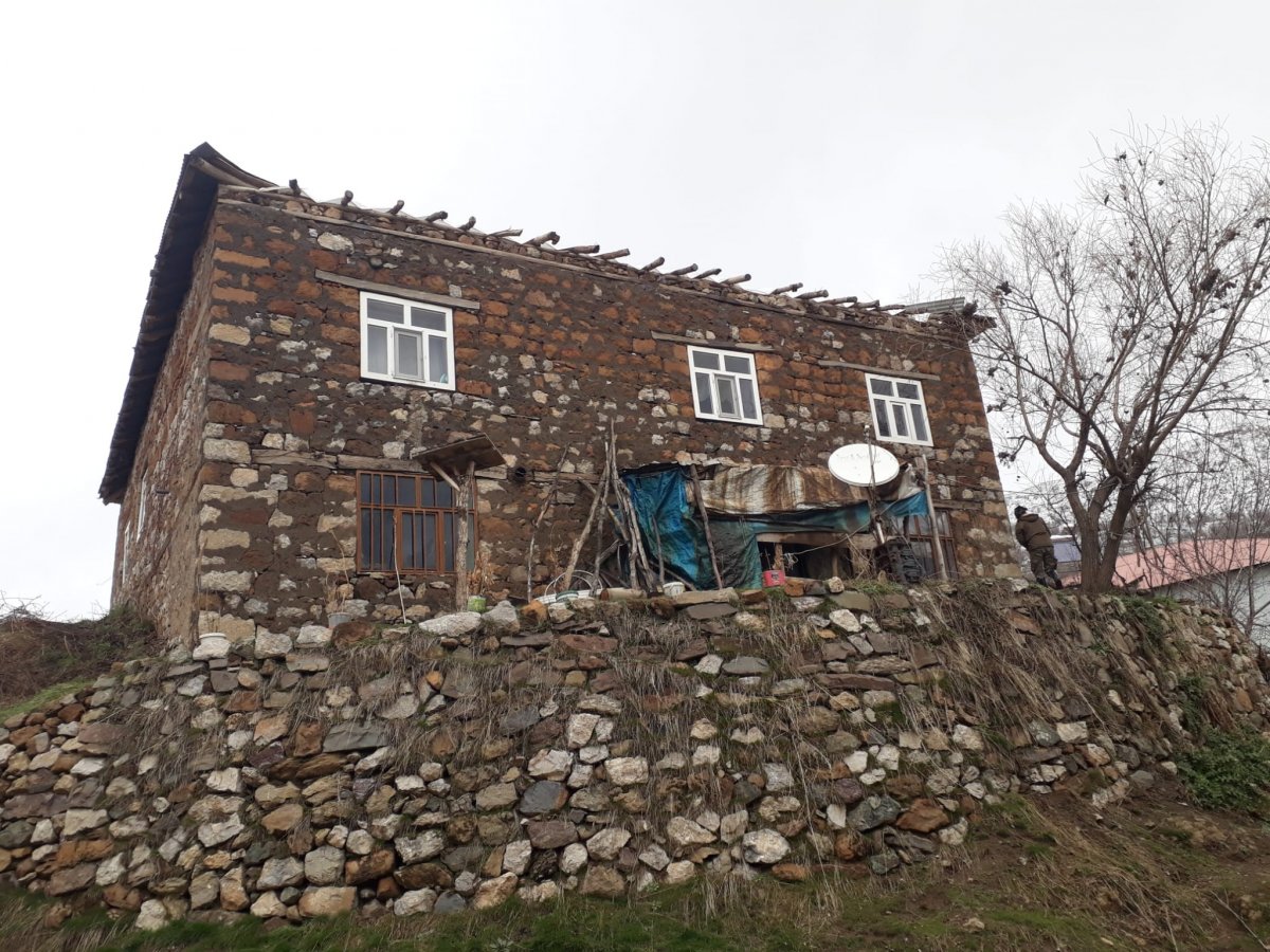 Hakkari de şiddetli fırtına evlerin çatısını uçurdu #2