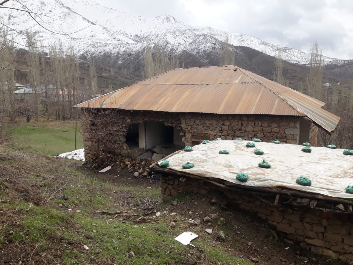 Hakkari de şiddetli fırtına evlerin çatısını uçurdu #3