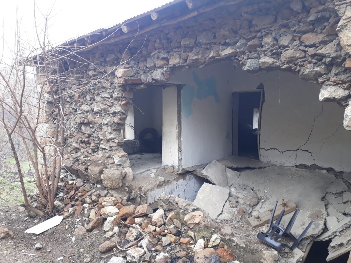 Hakkari de şiddetli fırtına evlerin çatısını uçurdu #1