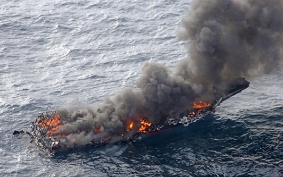 Japonya’da balıkçı teknesinde yangın çıktı #1