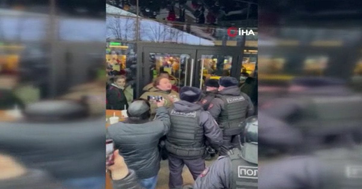In Russia, the son of the famous painter handcuffed himself to the doors of McDonald's #1