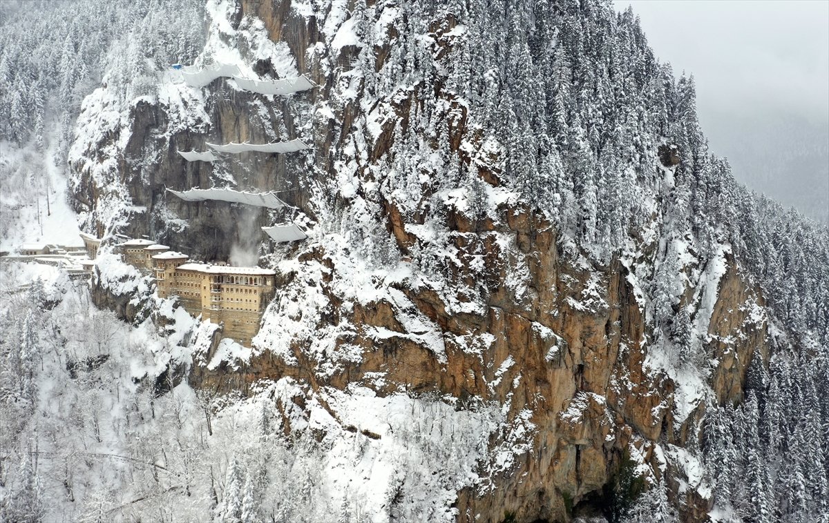 Kar altındaki Sümela Manastırı havadan görüntülendi #3