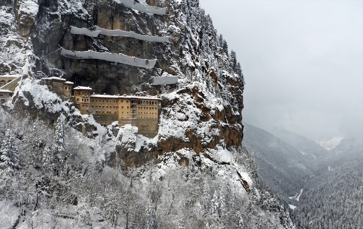 Kar altındaki Sümela Manastırı havadan görüntülendi #6
