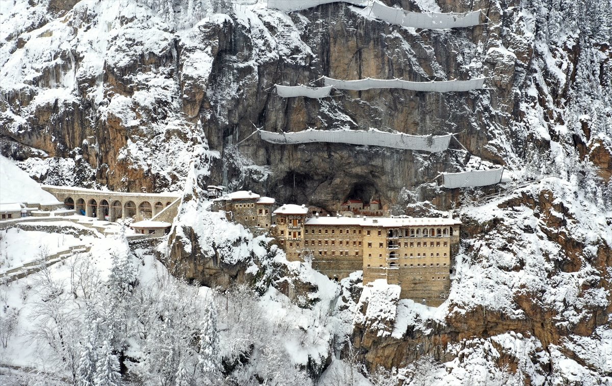 Kar altındaki Sümela Manastırı havadan görüntülendi #4