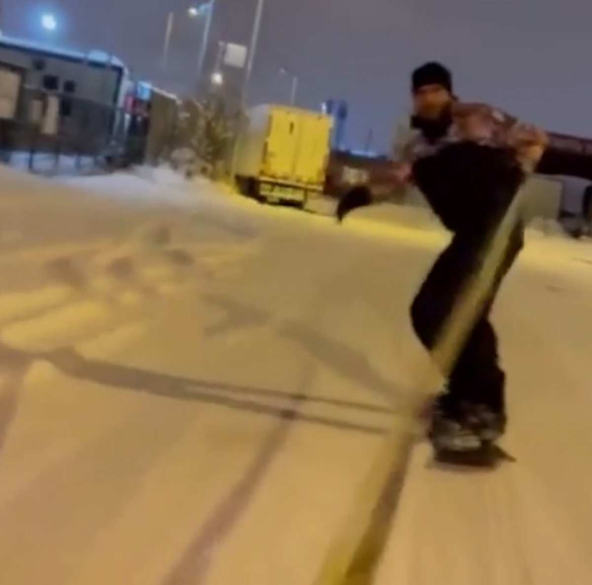 İstanbul da yaşayan bir kişi Tuzla OSB de snowboard yaptı #1