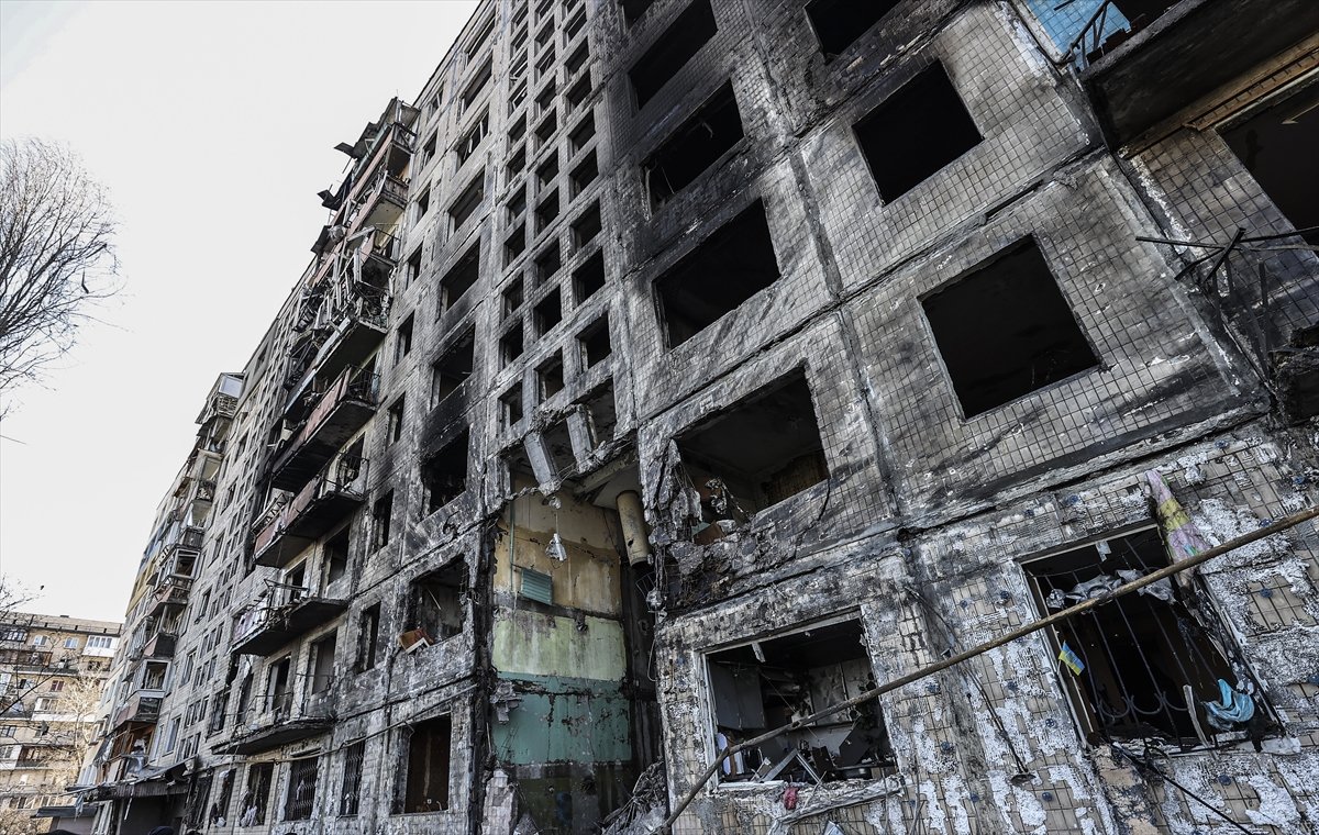 A shell hit a 9-storey apartment building in Ukraine #15