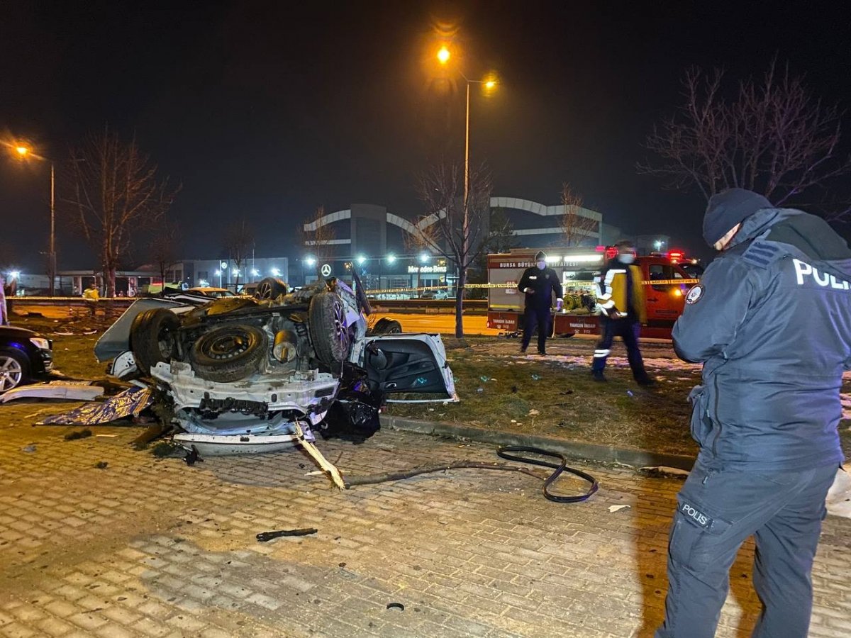 Bursa da otomobil takla attı: 2 ölü #3