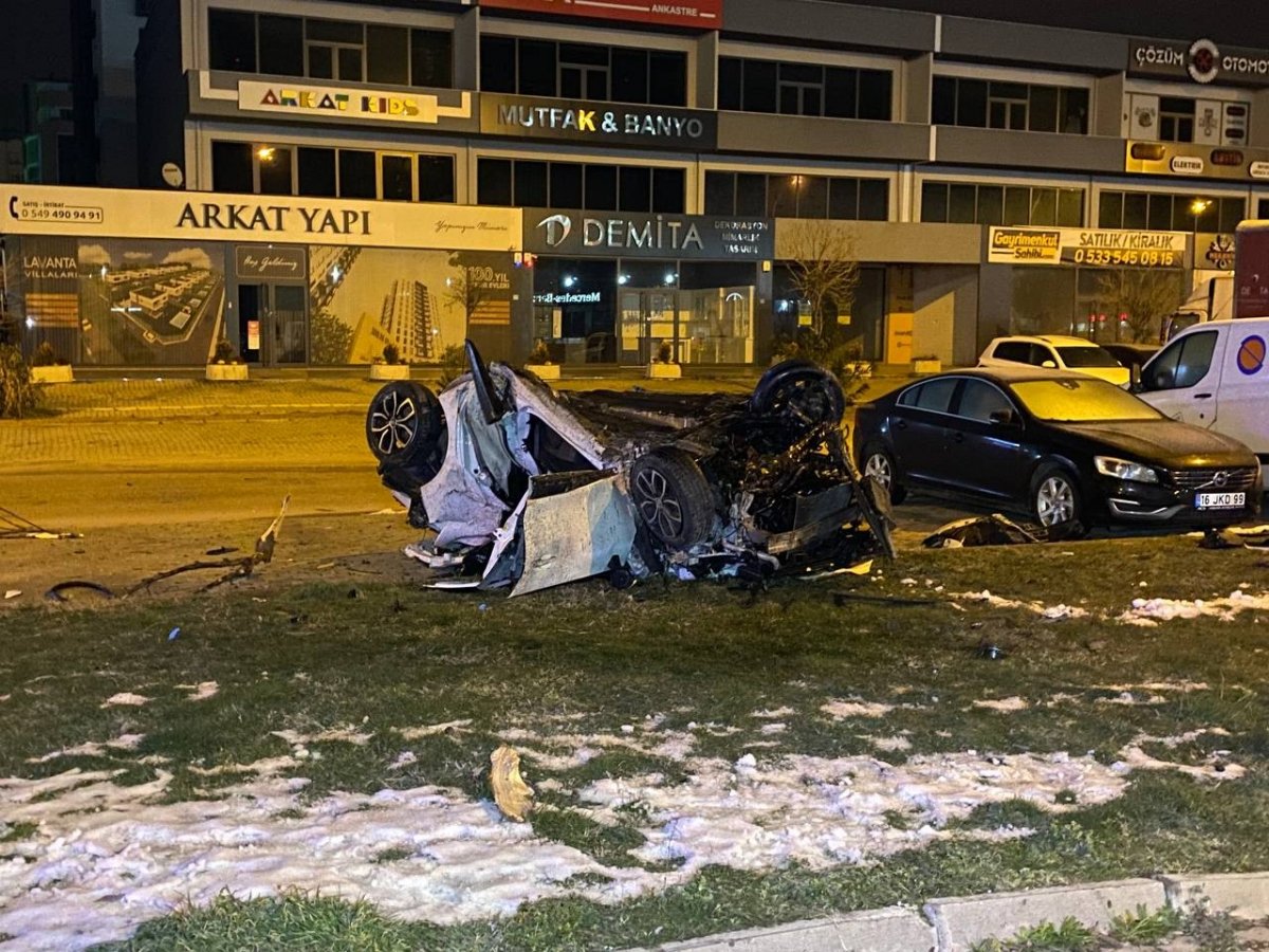 Bursa da otomobil takla attı: 2 ölü #1