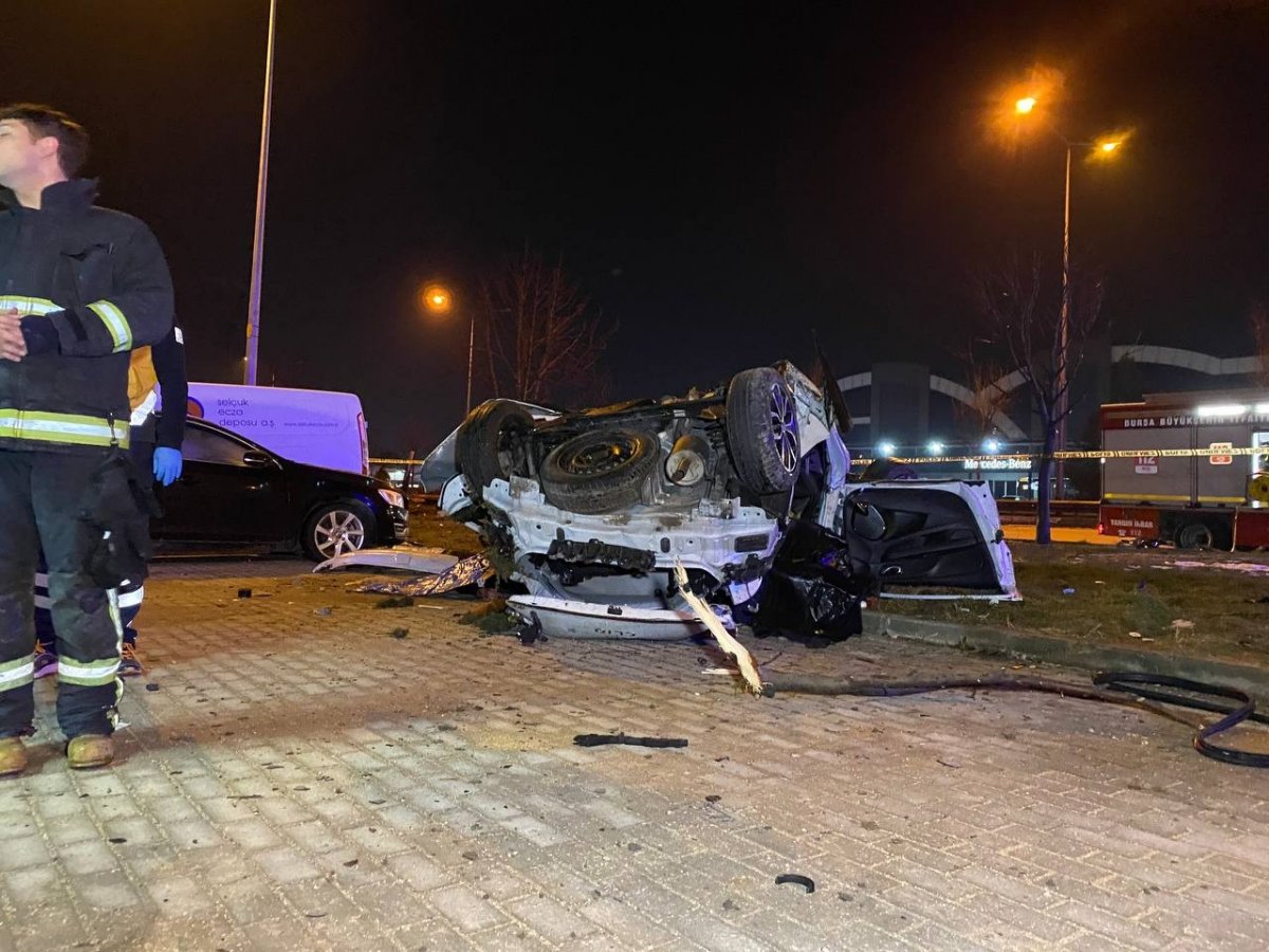 Bursa da otomobil takla attı: 2 ölü #4