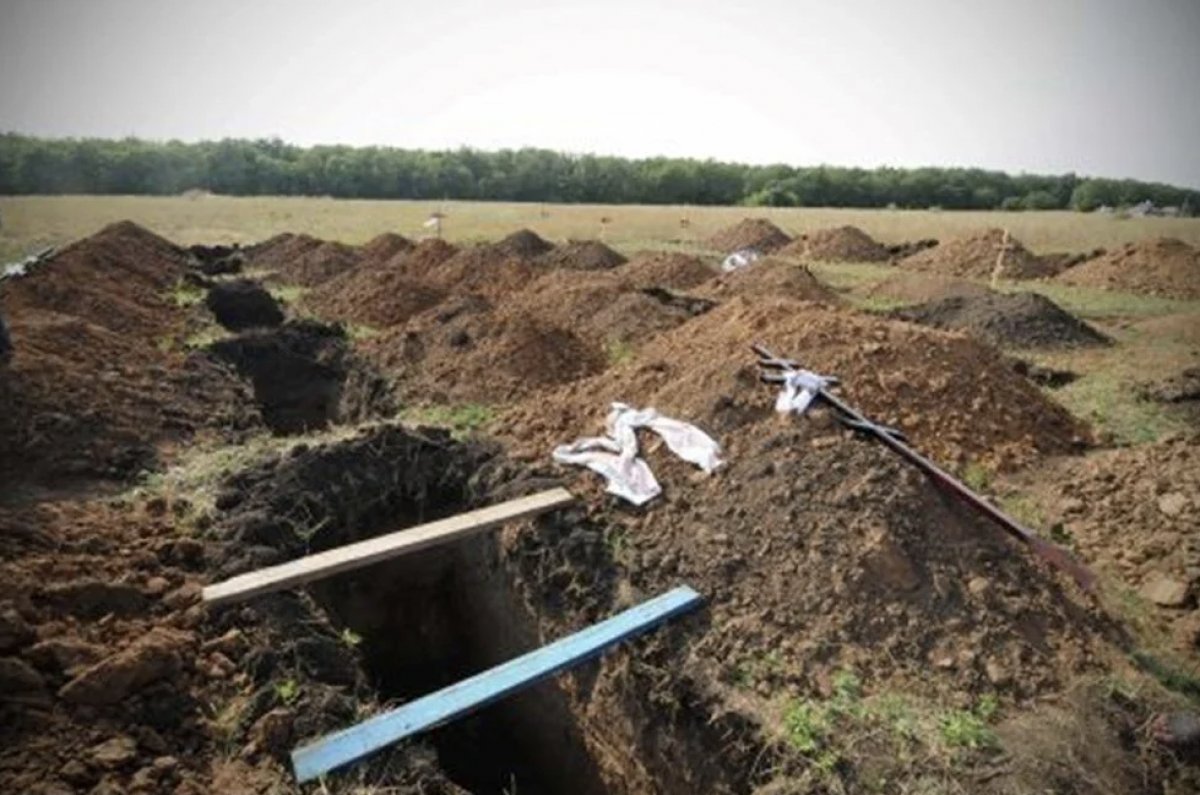 Ukrayna da sivil kayıplar için toplu mezarlar kazılıyor #3