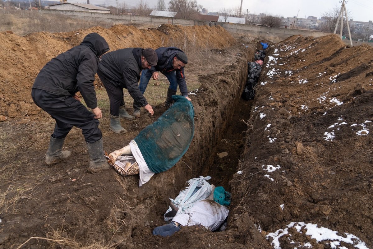 Ukrayna da sivil kayıplar için toplu mezarlar kazılıyor #4