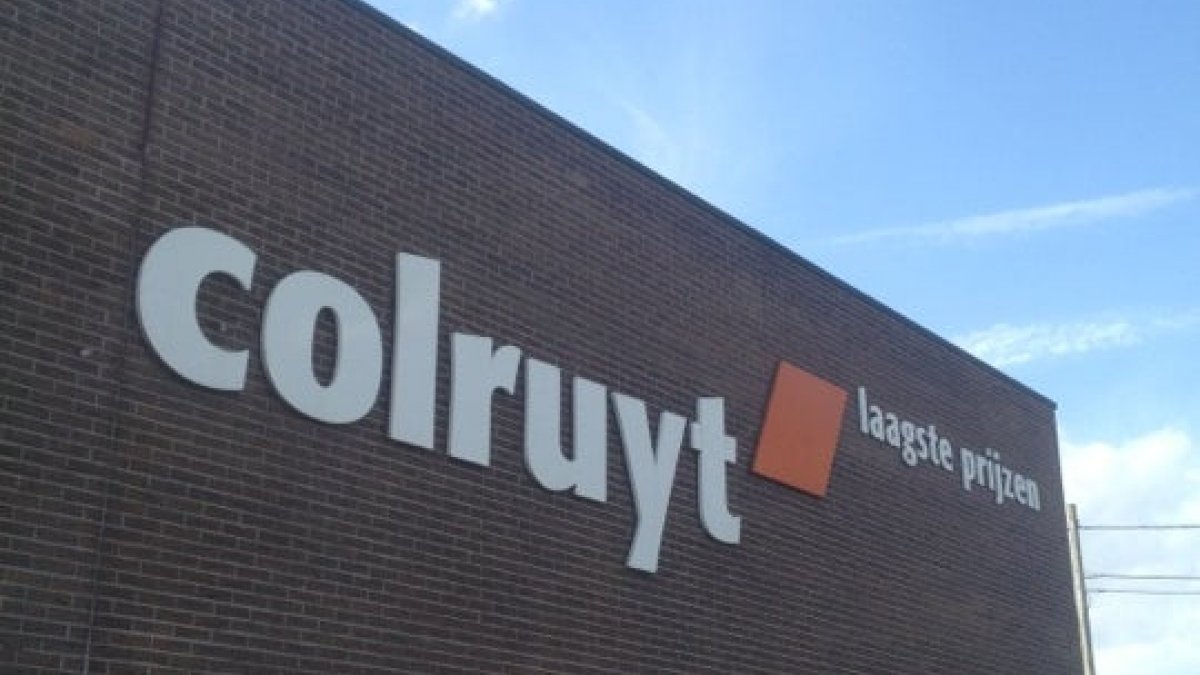 Belgian supermarket chain limits oil and flour sales