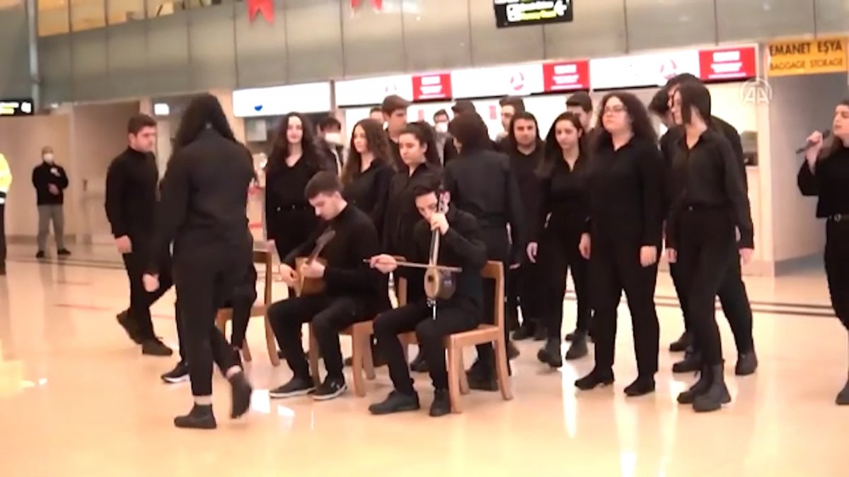 Trabzon Havalimanı nda öğrencilerden 'Çanakkale Türküsü' sürprizi #3