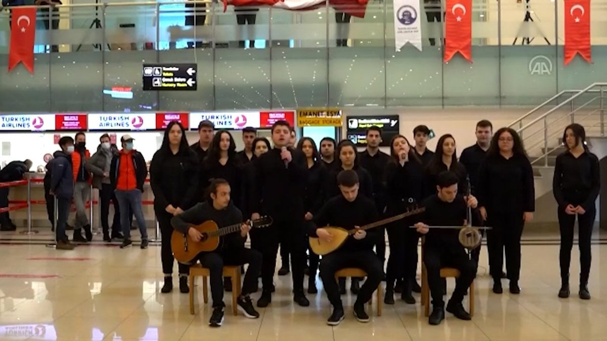 Trabzon Havalimanı nda öğrencilerden 'Çanakkale Türküsü' sürprizi #1