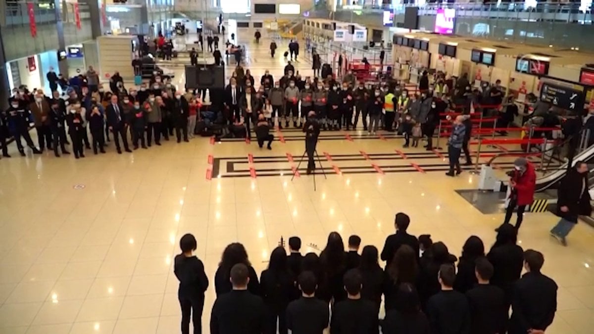 Trabzon Havalimanı nda öğrencilerden 'Çanakkale Türküsü' sürprizi #4