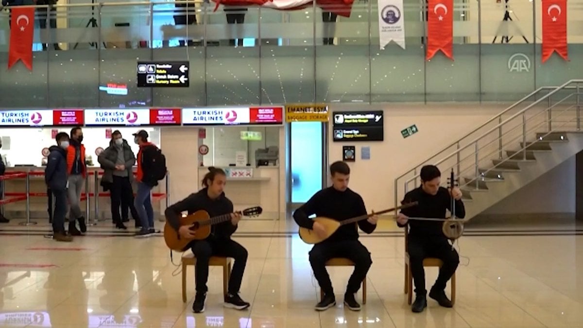 Trabzon Havalimanı nda öğrencilerden 'Çanakkale Türküsü' sürprizi #2