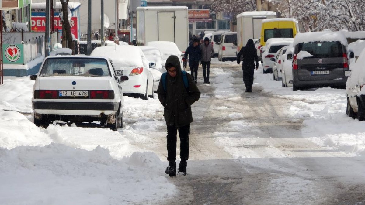 Muş ta günlerdir etkisini sürdüren kar yağışı 113 köy yolunu ulaşıma kapattı  #6