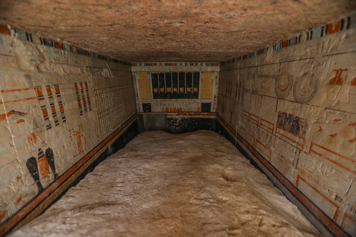 Firavunlar dönemine ait 5 mezar keşfedildi #8