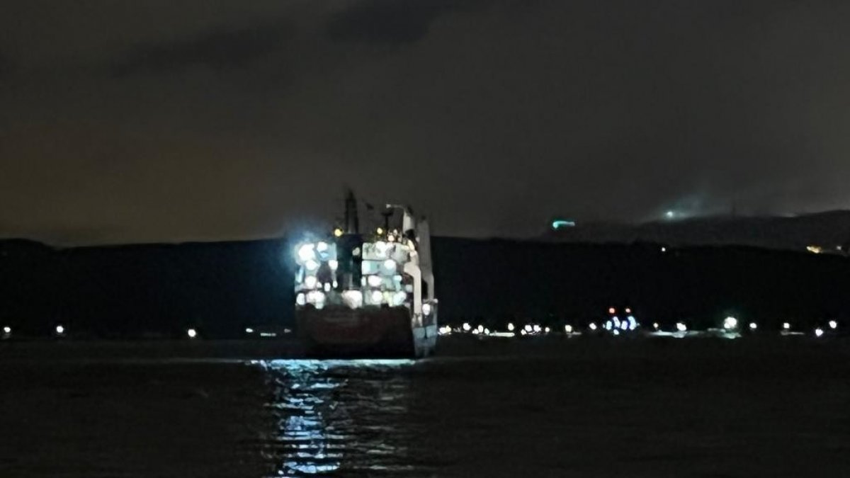Boğaz da arıza yapan gemi kurtarıldı, trafik normale döndü #1