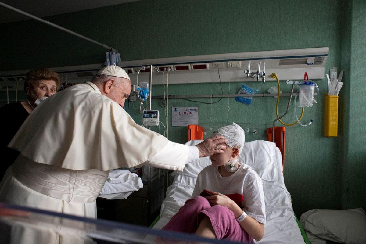 Pope Francis visits Ukrainian children undergoing treatment #3