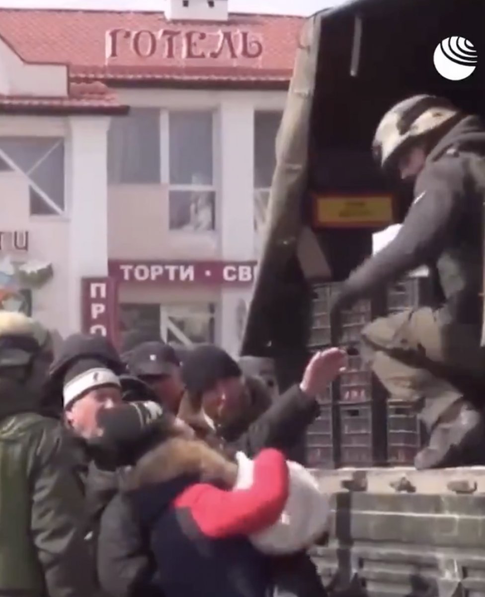 Rus ordusu Herson da sivillere yardım dağıttı #3