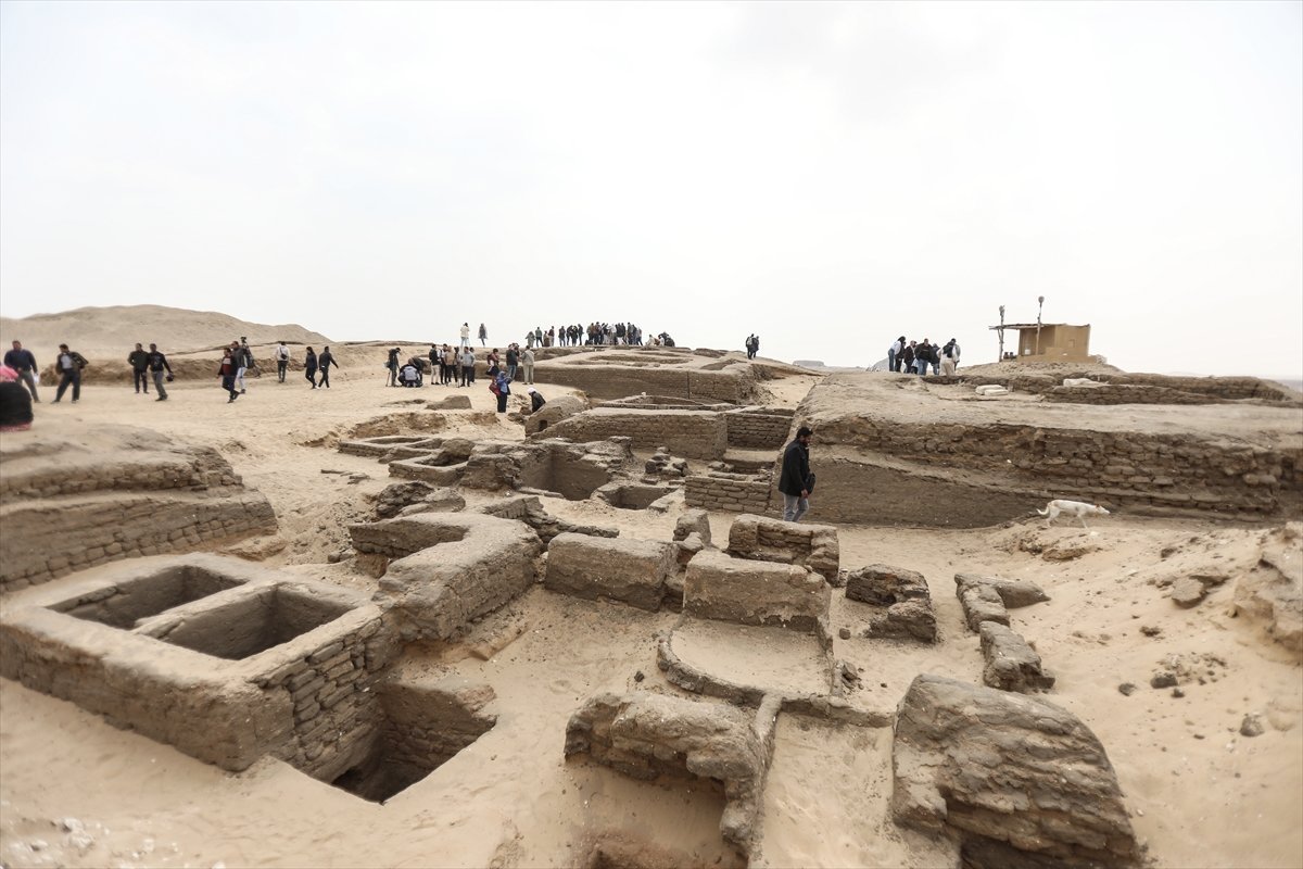 Firavunlar dönemine ait 5 mezar keşfedildi #1