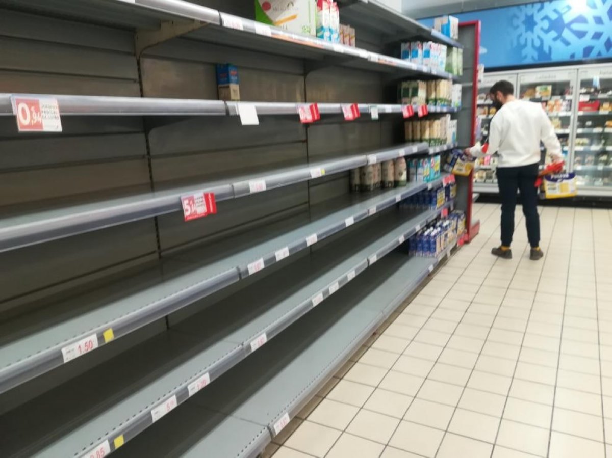 Shelves of sunflower oil and milk are empty in Spain #2