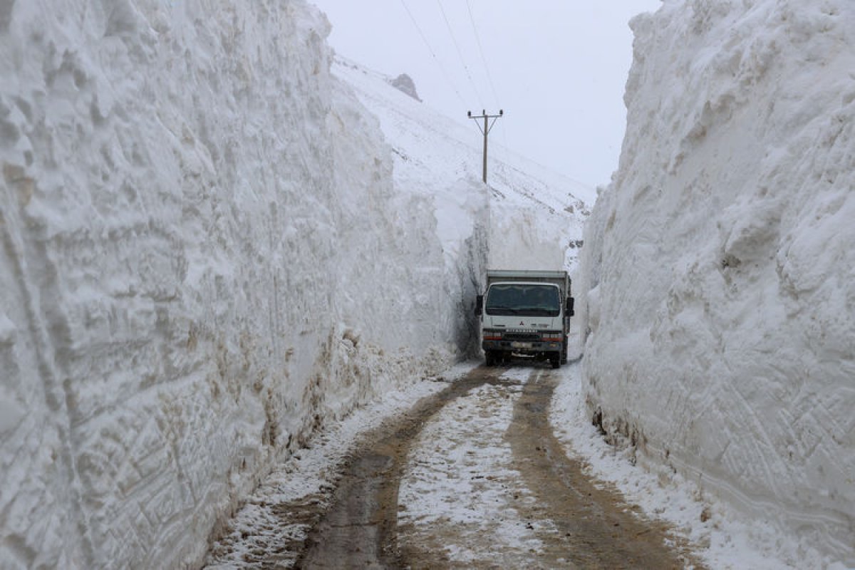 Van da çığ nedeniyle metrelerce karın biriktiği köy yolunda tehlikeli yolculuk #3