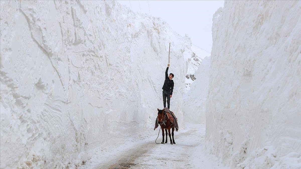 Van da çığ nedeniyle metrelerce karın biriktiği köy yolunda tehlikeli yolculuk #1