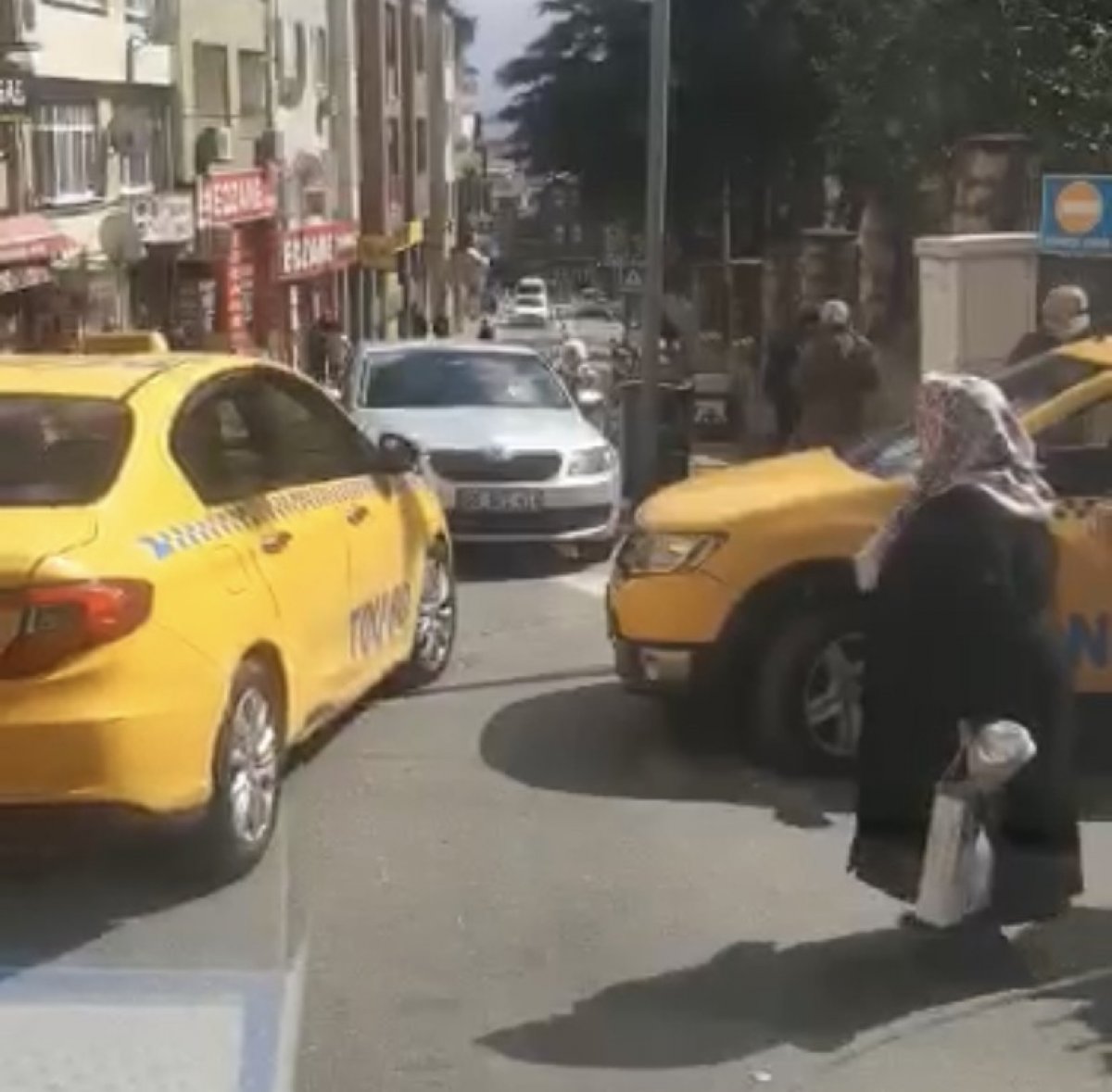 Fatih te ayakta duramayan yaşlı kadın, kısa mesafe nedeniyle taksiye alınmadı #3