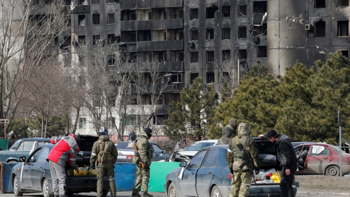 Ukraine: More than 100,000 civilians trapped in Mariupol
