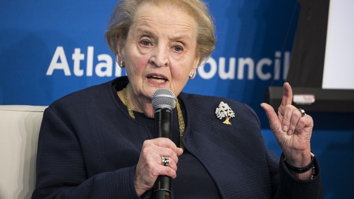 Madeleine Albright, the first female US Secretary of State, dies