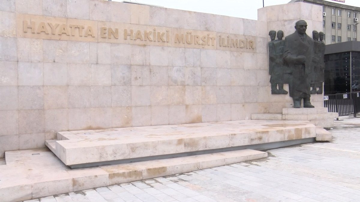 Bağcılar Meydanı ndaki Atatürk Anıtı beğenilmedi #1