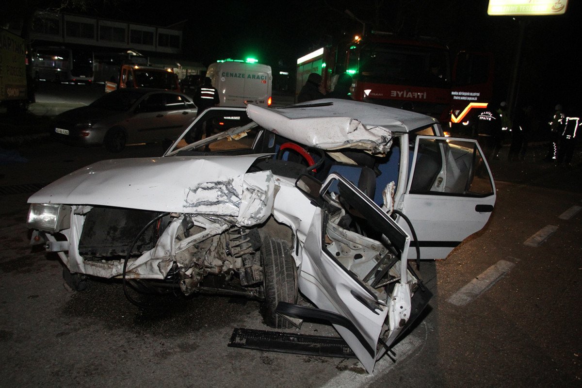Manisa’da tıra çarpan otomobilin sürücüsü öldü #4