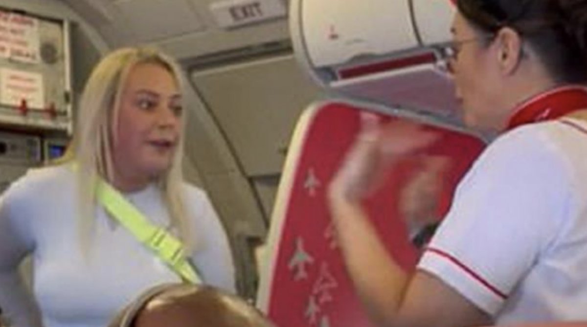 İngiliz yolcu, Antalya’ya gelen uçakta terör estirdi #1