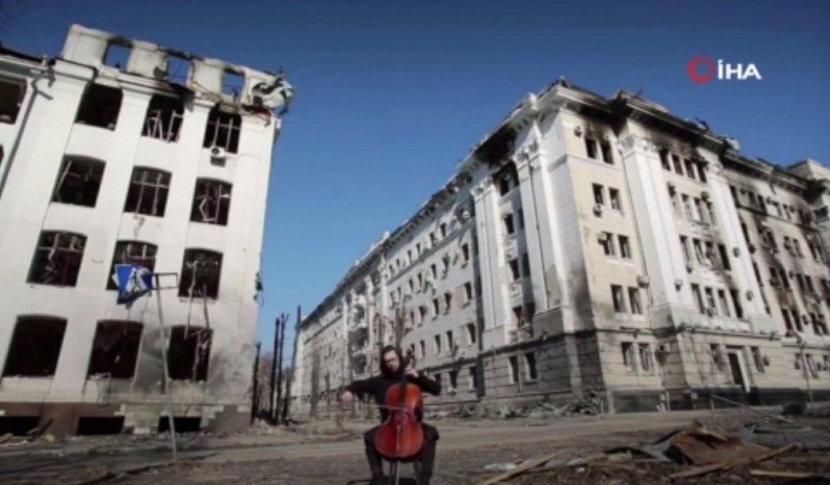 Ukrainian cellist plays cello in front of buildings destroyed by Russian attacks #1